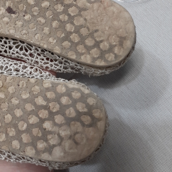 Toms lacy Crocheted flats slip on size 8 off white floral  coastal cowgirl style - Picture 7 of 10